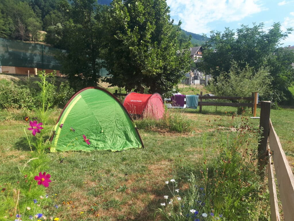 tentes - éco-camping - fleurs - herbe